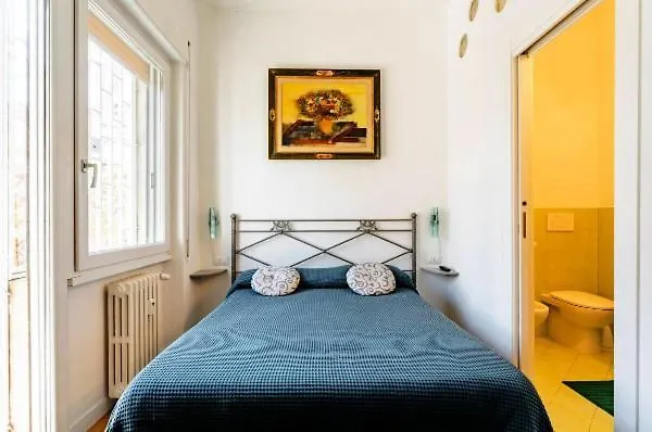 Alloggio Turistico Via Dei Faggi - Room Roma Casa de hóspedes